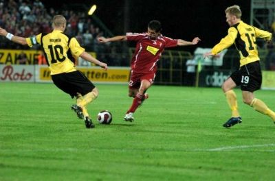 لاعب فريق ديبرينسيني المجري يسدد تحت حماية لاعبي إيلفسبورغ السويدي