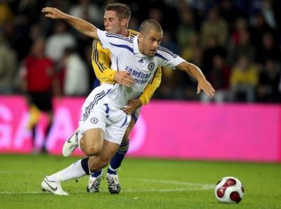 جو كـول يحاول التقـدم بـالكرة وريتوف مدافع بروندبي يحاول منعه