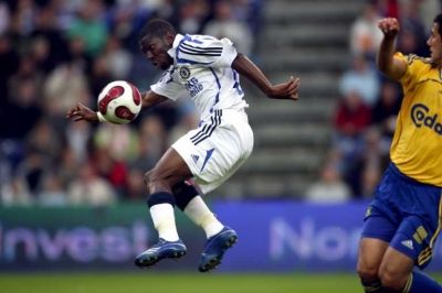 شون رايـت فيلبـس يسيطر على الكـرة تحت متابعـة لاعب بروندبي