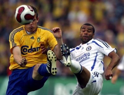 صـراع على الكـرة بين راسموسيـن من بروندبـي وأشلي كول من تشلسي