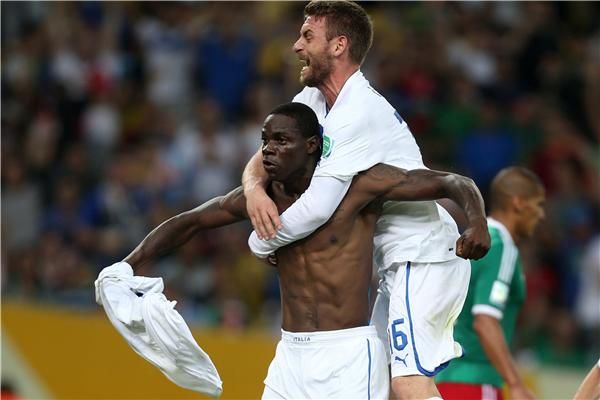 بالوتيلي يحتفل بهدفه بطريقته الخاصة