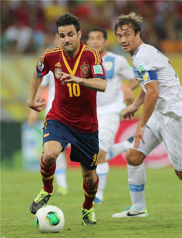 لوجانو في صراع على الكرة مع فابريجاس