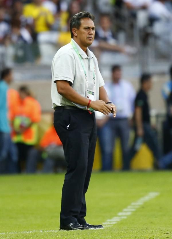 مدرب تاهيتي خلال مباراة نيجيريا