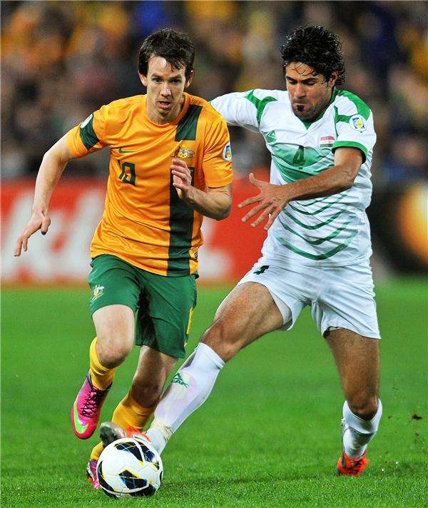 كفاح وندية من العراقي خلدون إبراهيم لقطع الكرة من لاعب استراليا كروسي