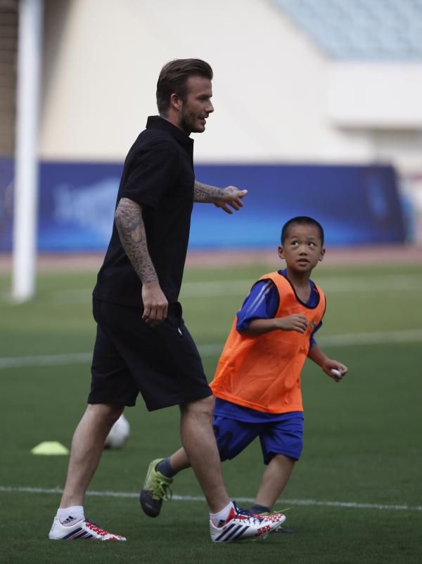 ديفيد بيكهام خلال زيارته للصين