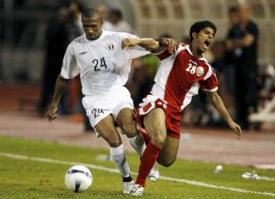 قصي منير (الى اليسار) خلال لقاء منتخب العراق مع عمان في نهائيات اسيا الاخيرة