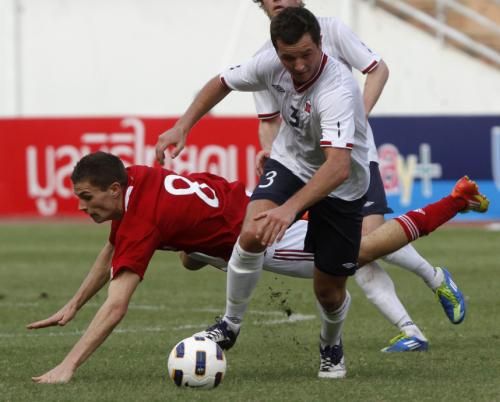 هيلينيوس بالقميص الأحمر خلال مباراة للمنتخب الدنماركي