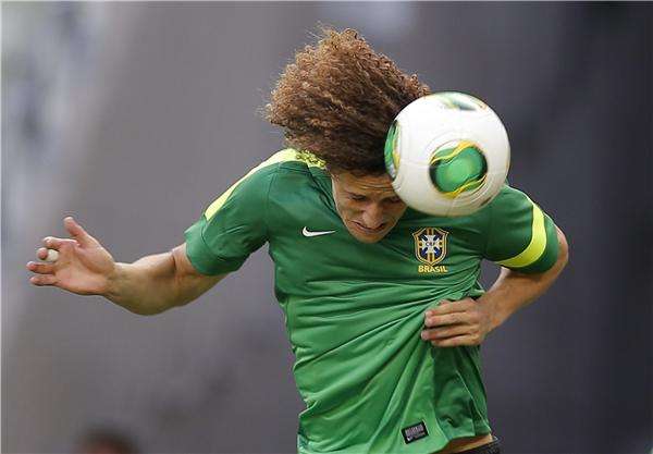 ديفيد لويز خلال مران المنتخب البرازيلي مساء الثلاثاء