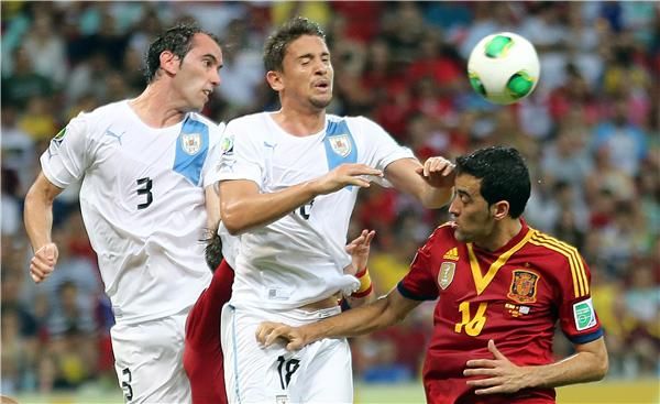 لقطة من مباراة أوروجواي وأسبانيا