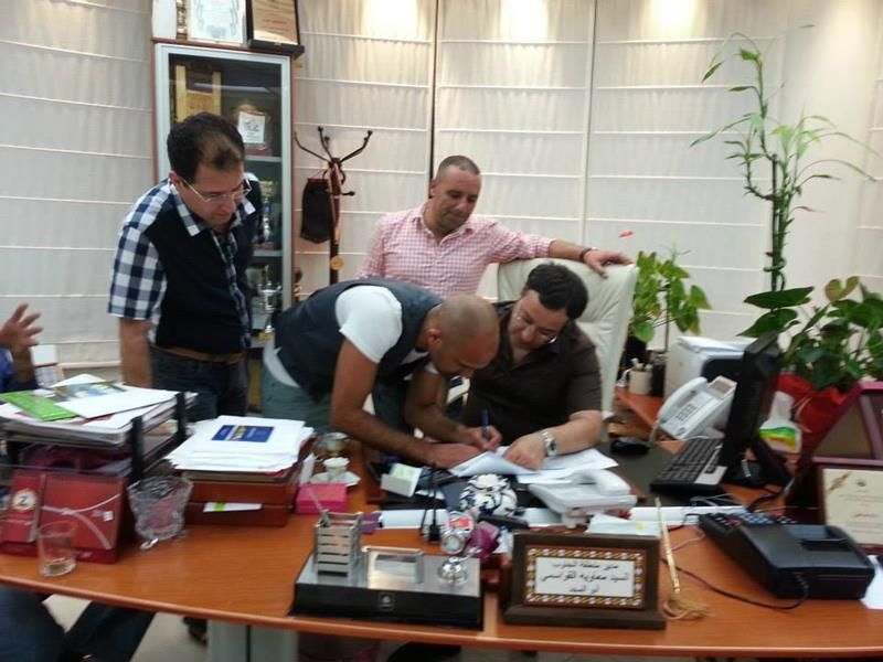 كعبية خلال توقيعه العقد