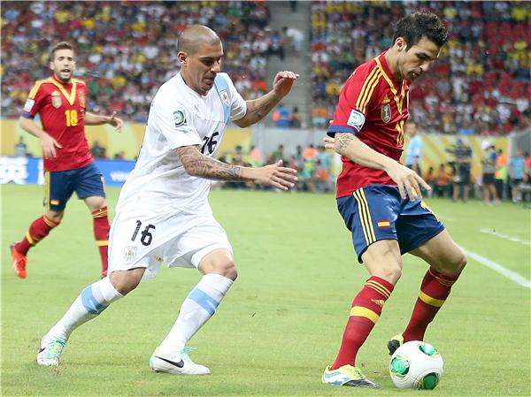 ماكسي بيريرا في صراع على الكرة مع فابريجاس