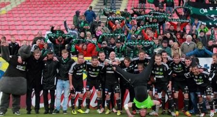 فرحة لاعبي بريبرام بالبقاء في الدوري التشيكي ويبدو المشعان (في اليمين)