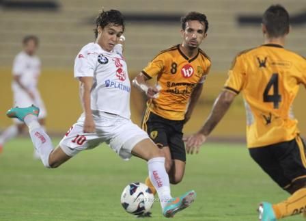 البرازيلي روجيريو مهاجم الكويت يسدد الكرة بمواجهة صالح الشيخ لاعب القادسية