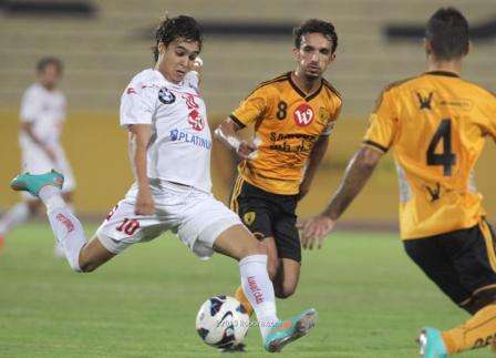 البرازيلي روجيريو مهاجم الكويت يسدد الكرة بمواجهة صالح الشيخ لاعب القادسية