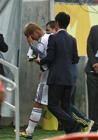 نجم اليابان كيسوكي هوندا يذرف الدموع بعد الخسارة