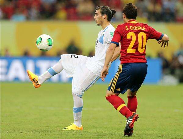 كاسيريس (يسار) خلال مباراة أسبانيا بكأس القارات