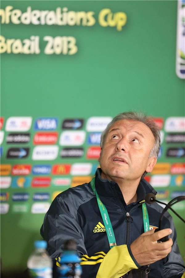 زاكيروني خلال المؤتمر الصحفي