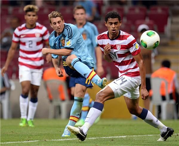 خيرارد ديولوفو يسدد على المرمى الأمريكي خلال المباراة