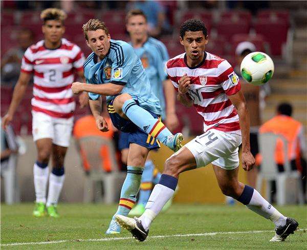 خيرارد ديولوفو يسدد على المرمى الأمريكي خلال المباراة