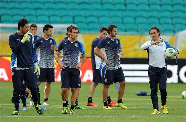 برانديلي خلال مران المنتخب الإيطالي