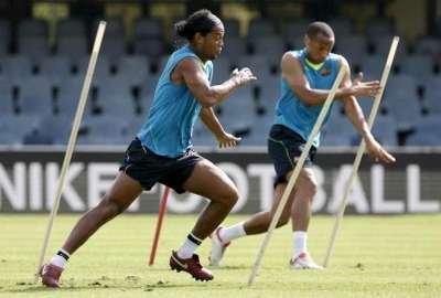 البرازيلي رونالدينيو و الفرنسي هنري اثناء التدريبات 