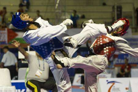 من لقاء معاذ القطاونة ولاعب إيران في المباراة النهائية