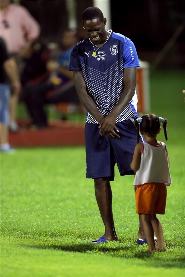 بالوتيللي مع طفلة برازيلية صغيرة خلال المران