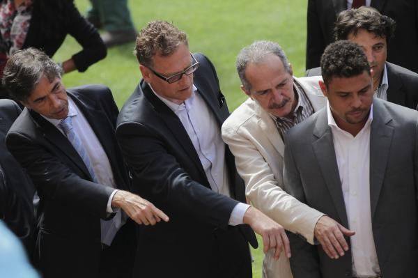 رونالدو إلى يمين الصورة