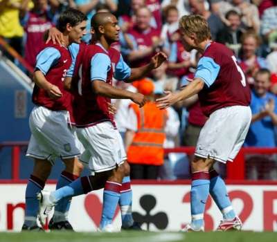 فرحة لاعبي أستون فيلا بالهدف الأول في مرمى الإنتر