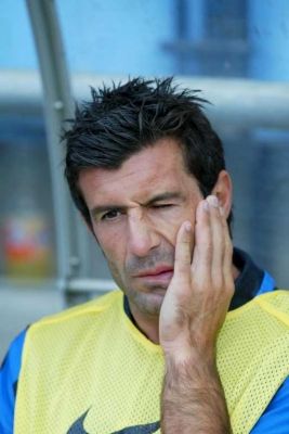 فيجو لاعب الإنتر يراقب اللقاء قبل دخوله