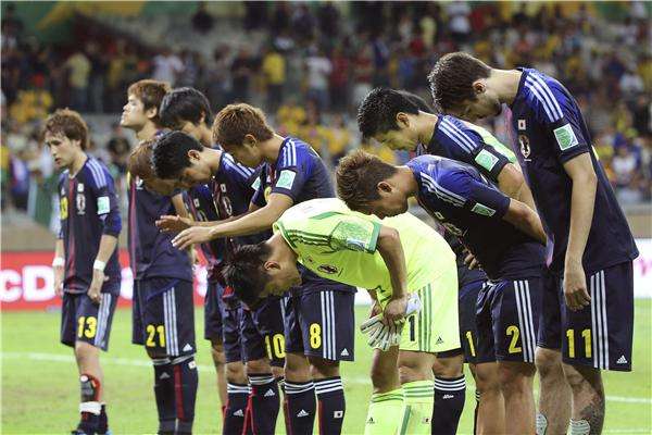 لاعبو منتخب اليابان يعتذرون للجماهير بعد نهاية مواجهة المكسيك
