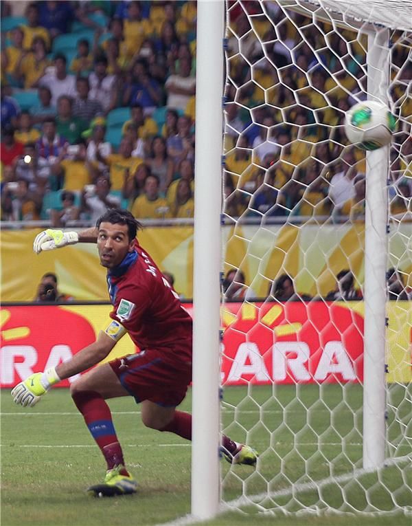 بوفون يستقبل أحد الأهداف الأربعة البرازيلية 