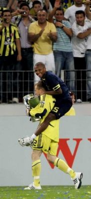 إحتفال حارس المرمى و لاعب بالكأس