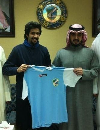 غازي القهيدي مع الشيخ تركي اليوسف خلال انتقاله للسالمية في ديسمبر الماضي