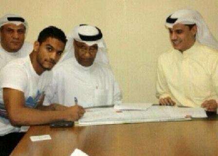 لاعب اليد البحريني لحظة توقيعه لنادي الكويت