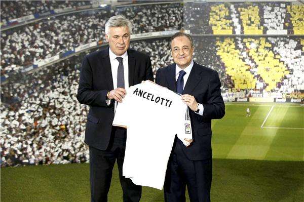 أنشيلوتي يحمل مع رئيس ريال مدريد قميص النادي عليه اسمه