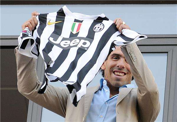 تيفيز يشير بقميصه الجديد فور وصوله