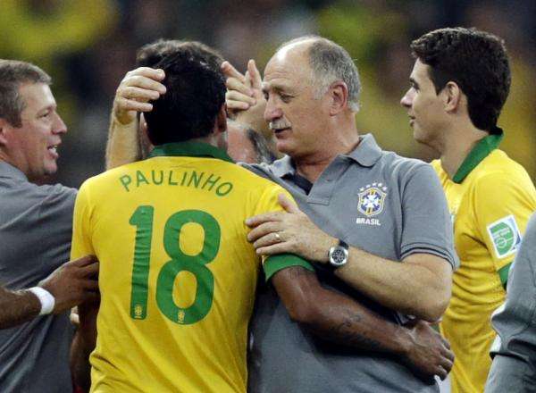 سكولاري يعانق باولينيو عقب مباراة أمس