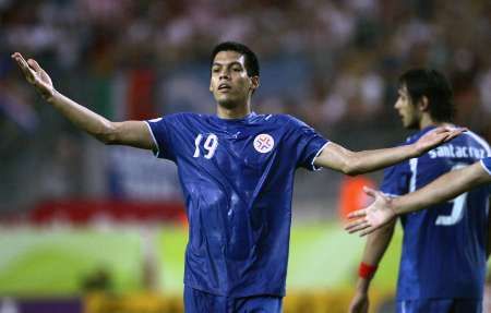 لاعب الباراجواي خوليو دوس سانتوس 