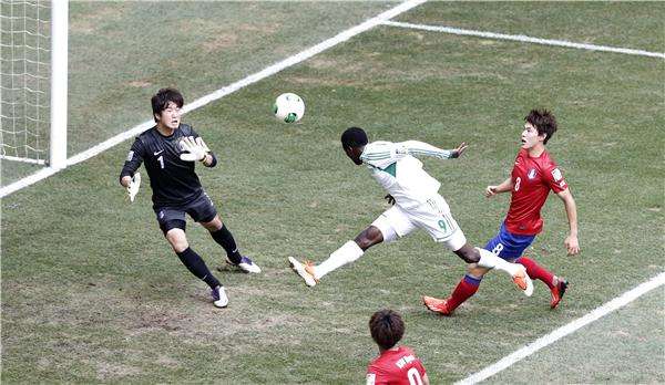 اولارنواجو كايودي يسجل في مرمى كوريا