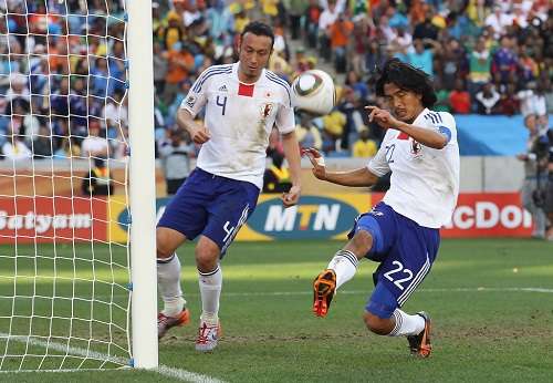 يوجي ناكازاوا ( يمين ) بجانب توليو تاناكا في كأس العالم 2010 بجنوب أفريقيا