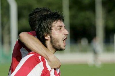 لاعب ريد ستار الصربي ايجور برزاوفيتش يحتفل بهدف فريقه الأول ضد تالين الأستوني