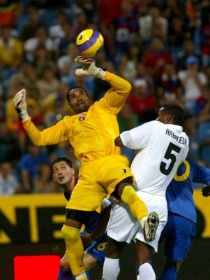 جانب من لقاء ستيوا بوخارست الروماني (بالأصفر) ضد زاغونبية البولندي