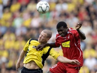 جانب من لقاء الفسيورغ السويدي (بالأصفر) ضد ديبرينسيني من المجر