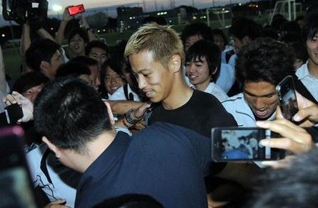 كيسوكي هوندا عند خروجه من المدرسة الكروية ورفضه الحديث لوسائل الإعلام