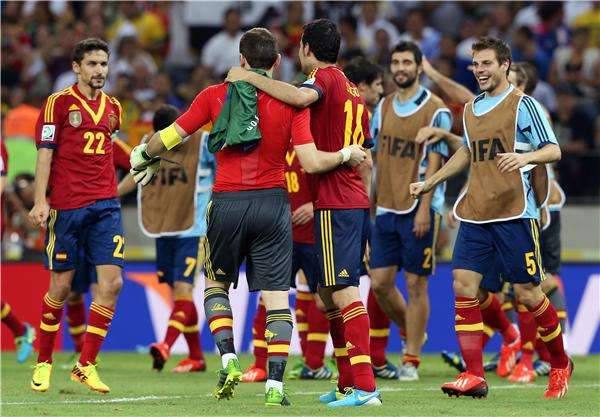 لاعبو أسبانيا يحتفلون عقب فوز أمس على إيطاليا