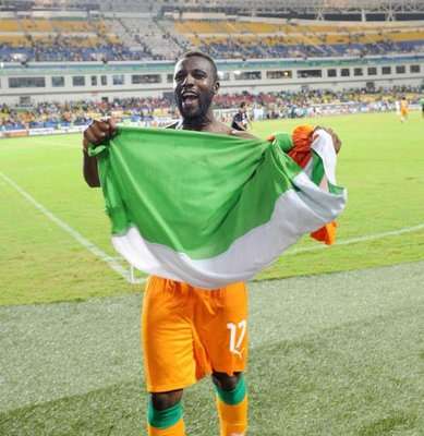 سياكا تيني يحمل علم كوت ديفوار