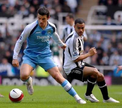 جوي بارتون صاحب القميص الازرق