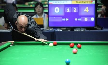 اللاعب محاميد أثناء لقائه بطل العالم الإيراني