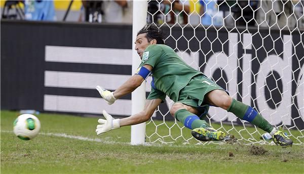 بوفون أجاد وتألق وقاد إيطاليا للمركز الثالث